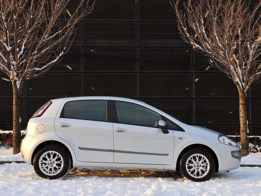  Fiat Punto Evo 5-Door 2010 года  (UK) (фото 10 из 16)